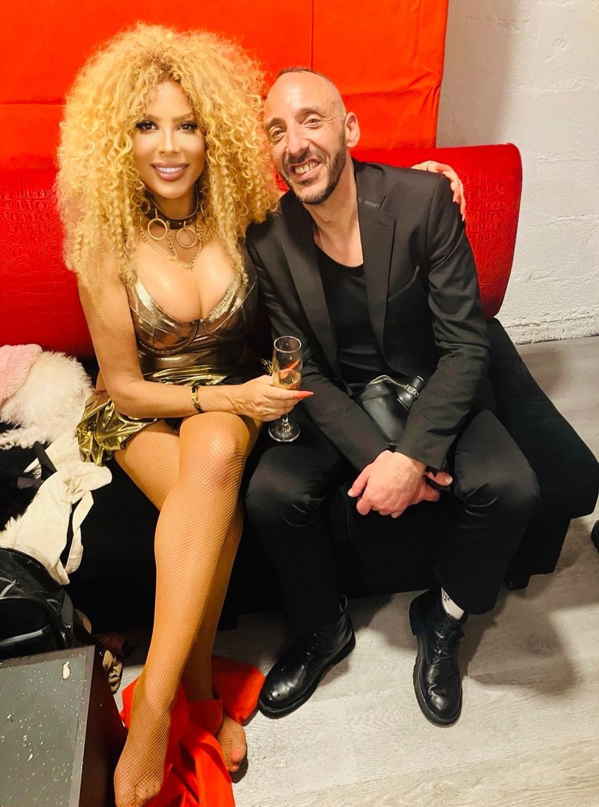 Estefano aux côtés d'Afida Turner